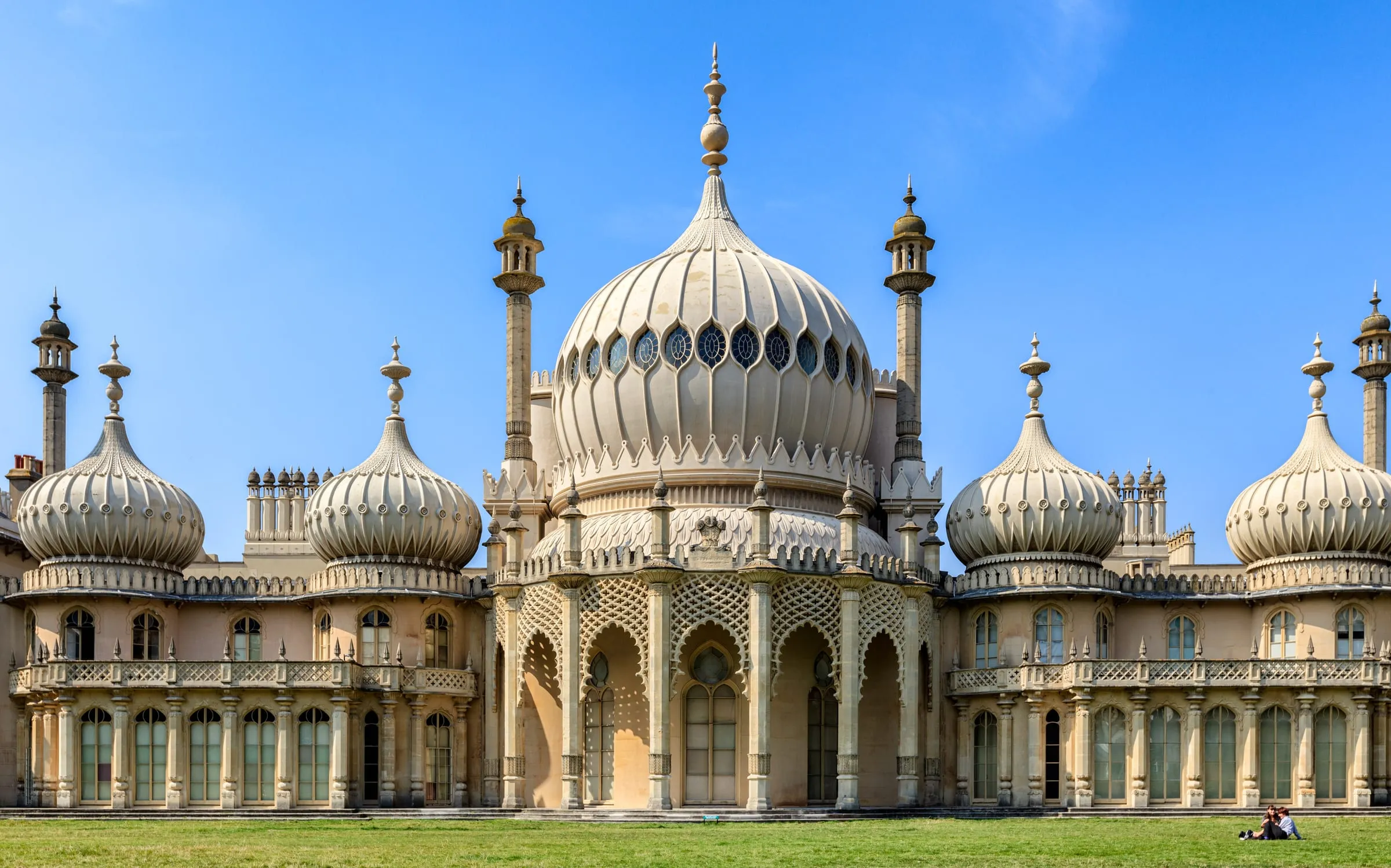 El Royal Pavilion de Brighton, con sus cúpulas y minaretes, bajo un cielo azul.