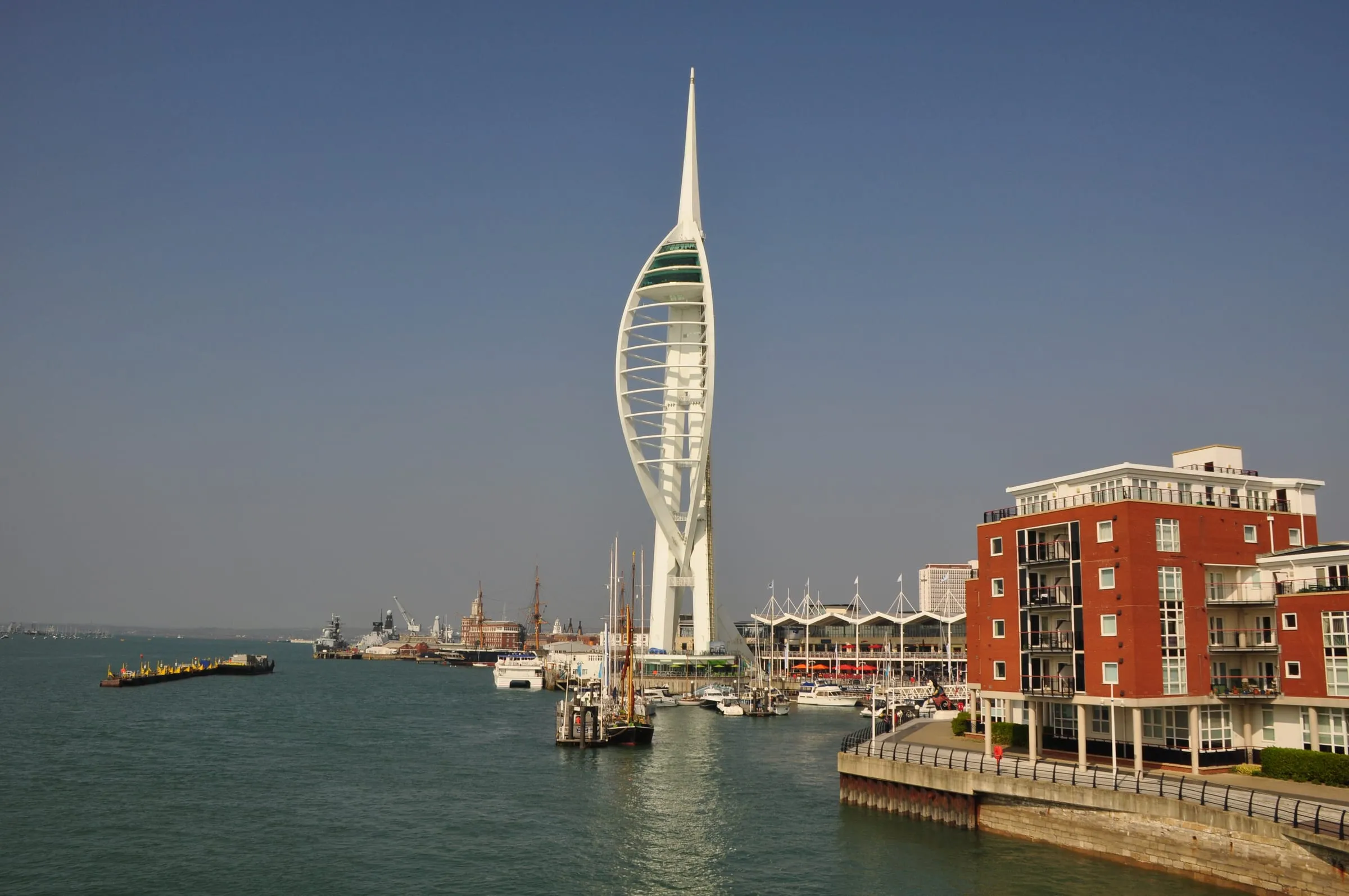 La Spinnaker Tower sobre el puerto de Portsmouth, con los muelles de Gunwharf Quays.